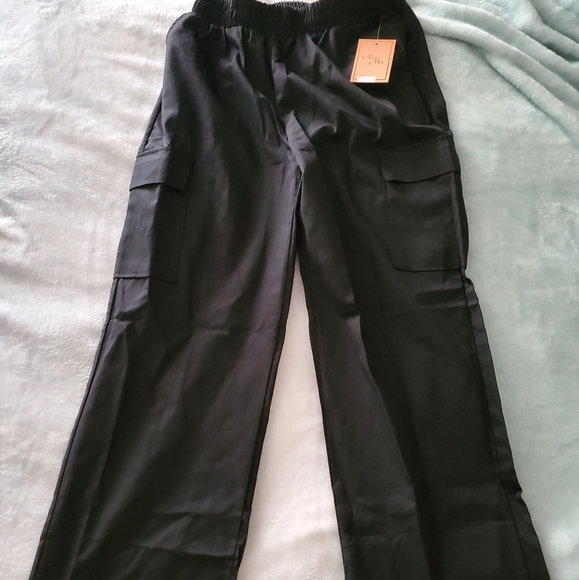 NWT Black cargo pants - Picture 2 of 4